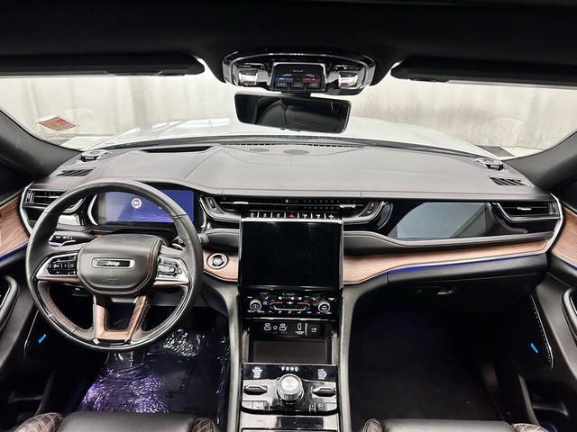 Photo of 2023 Silver Zynith Jeep Grand Cherokee L