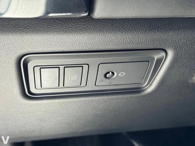 Photo of 2016 Fuji White Land Rover Range Rover