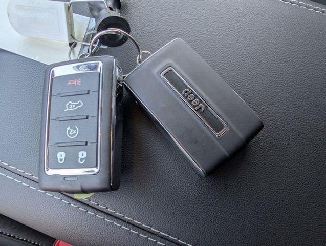 Photo of 2025 White Jeep Grand Cherokee