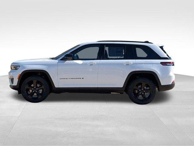Photo of 2025 White Jeep Grand Cherokee