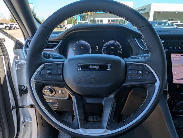 Photo of 2025 White Jeep Grand Cherokee