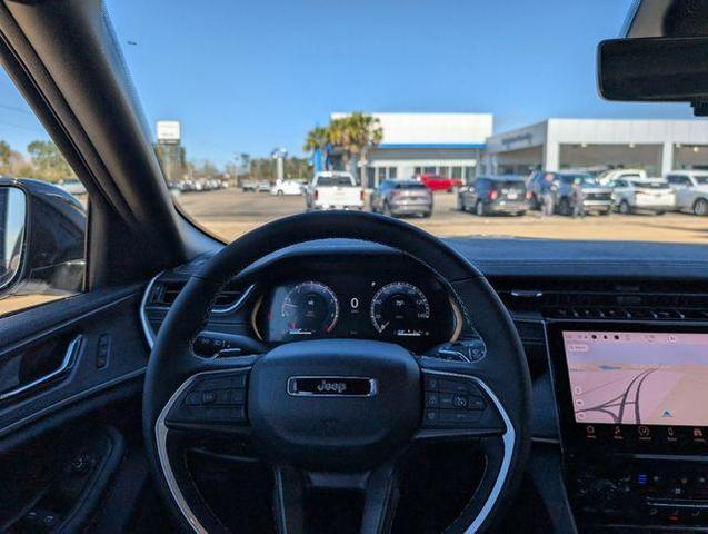 Photo of 2025 White Jeep Grand Cherokee