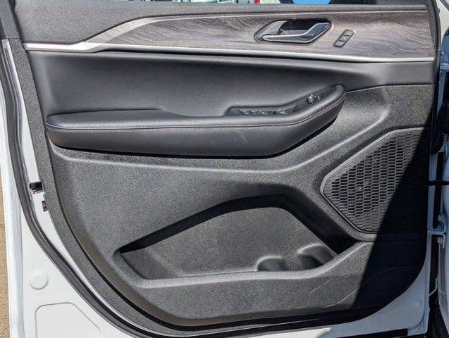 Photo of 2025 White Jeep Grand Cherokee