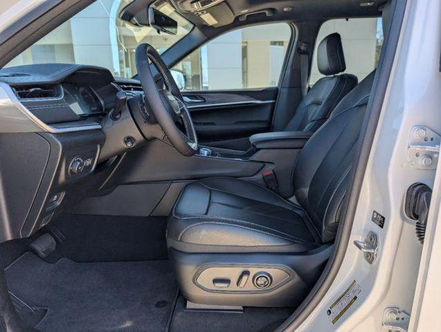 Photo of 2025 White Jeep Grand Cherokee