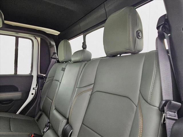 Photo of 2025 Bright White Clearcoat Jeep Gladiator