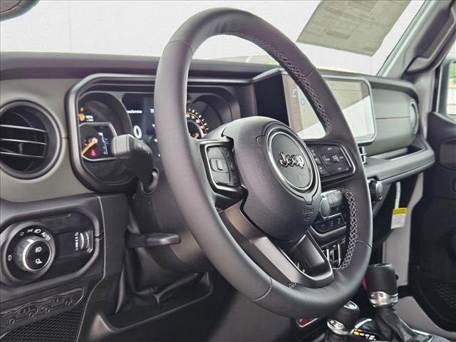 Photo of 2025 Bright White Clearcoat Jeep Gladiator