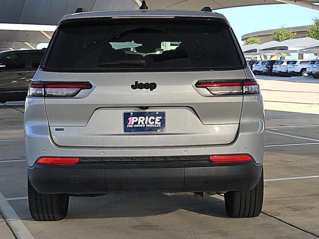 Photo of 2023 Silver Zynith Jeep Grand Cherokee L