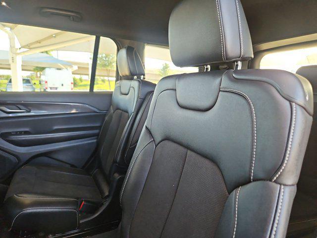 Photo of 2023 Silver Zynith Jeep Grand Cherokee L