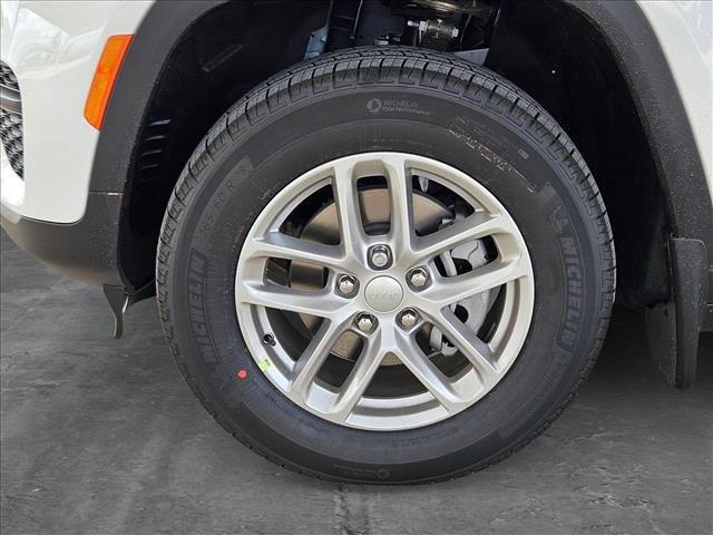 Photo of 2025 Bright White Clearcoat Jeep Grand Cherokee