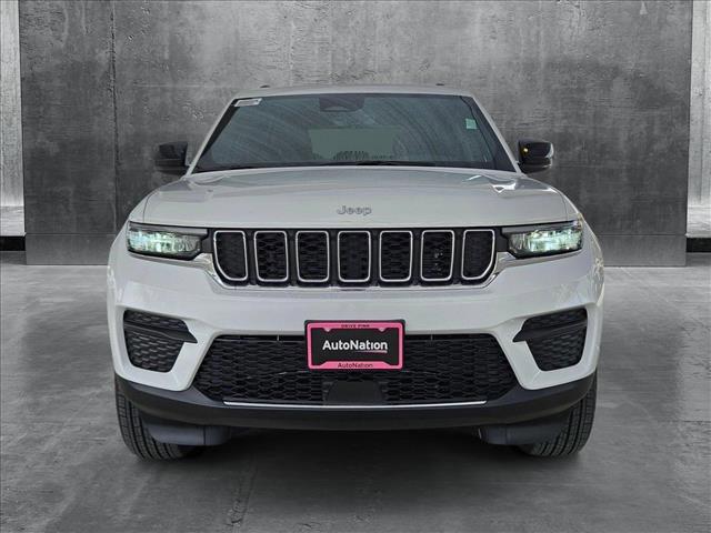 Photo of 2025 Bright White Clearcoat Jeep Grand Cherokee