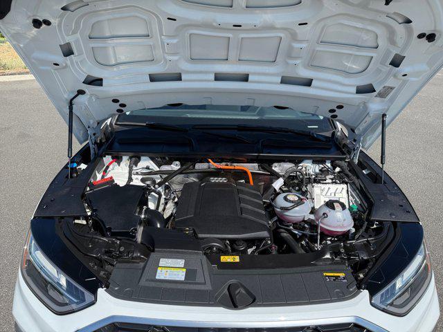 Photo of 2022 Glacier White Audi Q5 e