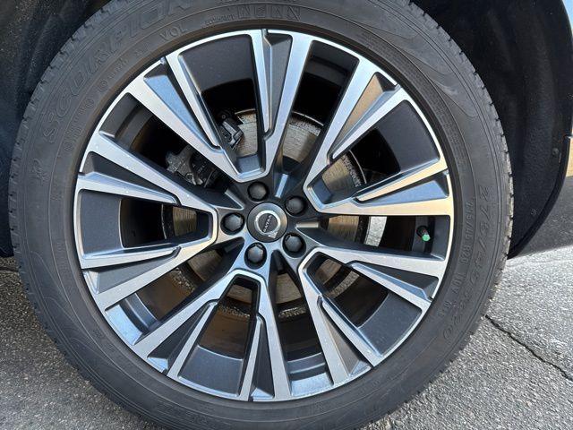 Photo of 2022 Savile Gray Metallic Volvo XC90