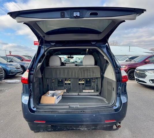 Photo of 2017 Blue Toyota Sienna