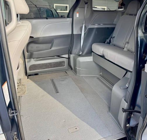 Photo of 2017 Blue Toyota Sienna