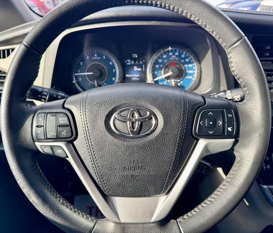 Photo of 2017 Blue Toyota Sienna