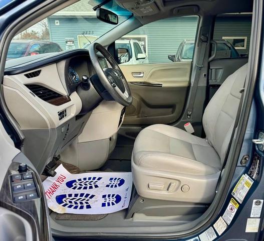 Photo of 2017 Blue Toyota Sienna
