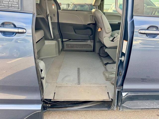 Photo of 2017 Blue Toyota Sienna