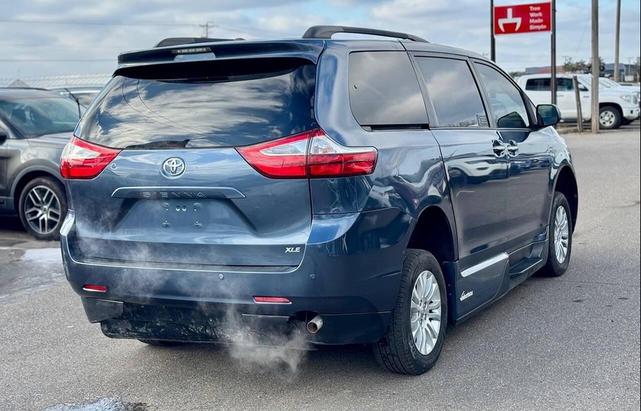 Photo of 2017 Blue Toyota Sienna