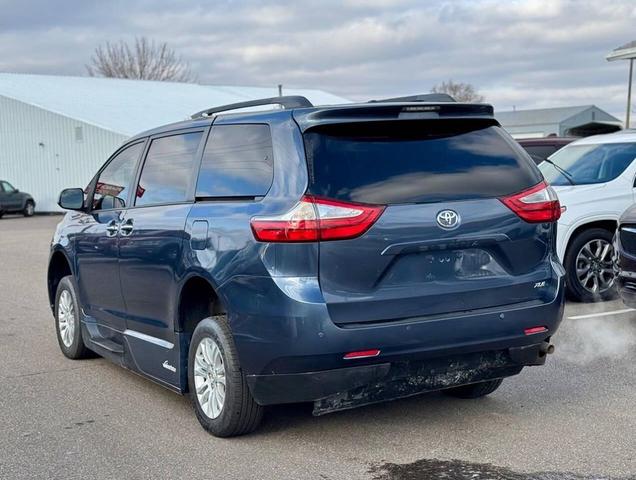 Photo of 2017 Blue Toyota Sienna