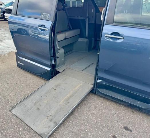 Photo of 2017 Blue Toyota Sienna