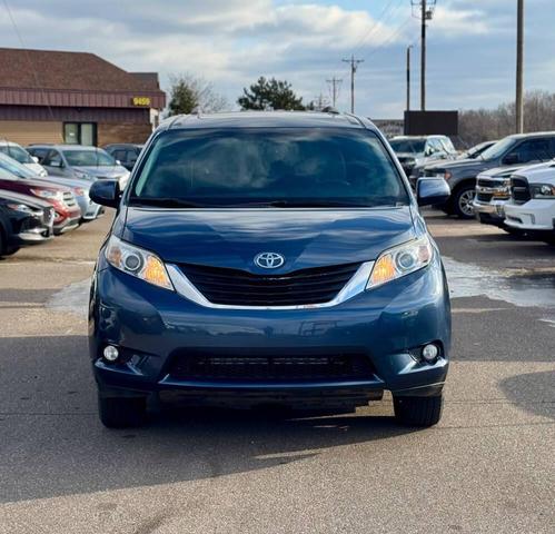 Photo of 2017 Blue Toyota Sienna