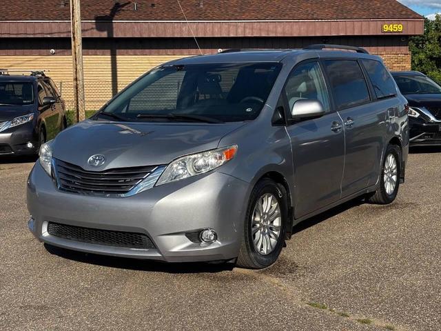 Photo of 2017 Silver Sky Metallic Toyota Sienna