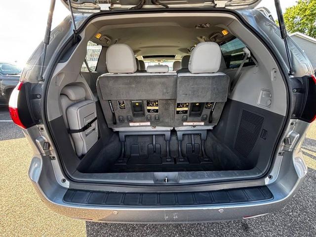 Photo of 2017 Silver Sky Metallic Toyota Sienna