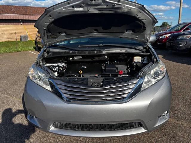 Photo of 2017 Silver Sky Metallic Toyota Sienna
