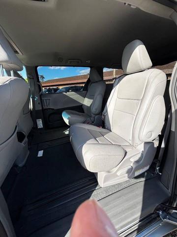 Photo of 2017 Silver Sky Metallic Toyota Sienna