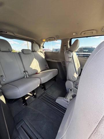 Photo of 2017 Silver Sky Metallic Toyota Sienna