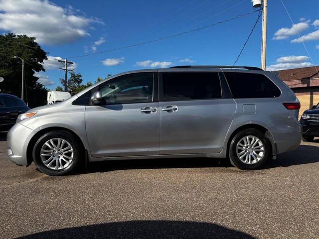 Photo of 2017 Silver Sky Metallic Toyota Sienna