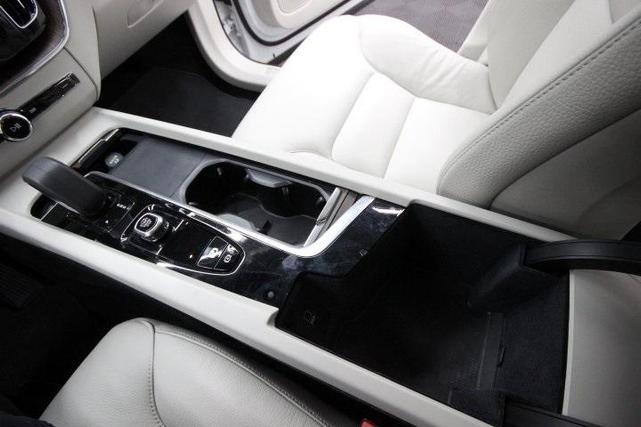 Photo of 2022 White Volvo XC60