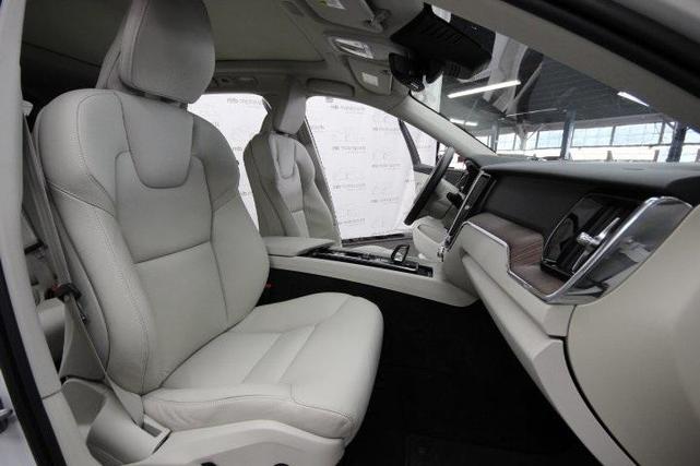 Photo of 2022 White Volvo XC60