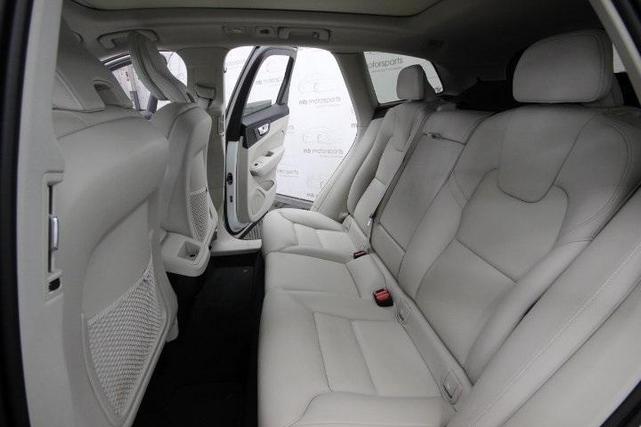 Photo of 2022 White Volvo XC60