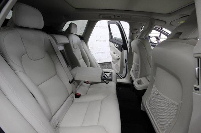 Photo of 2022 White Volvo XC60