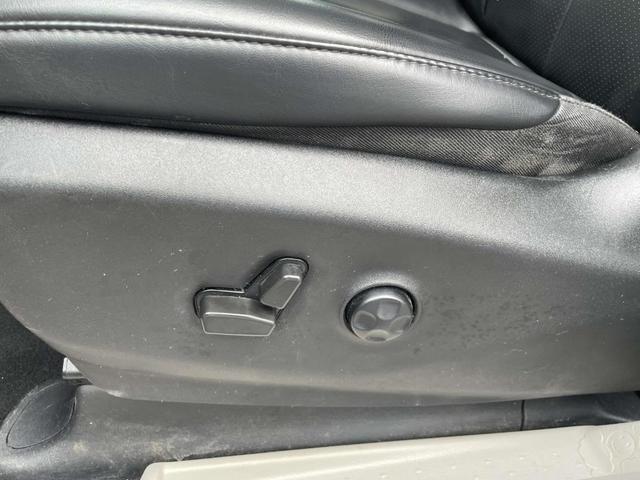 Photo of 2021 Velvet Red Pearlcoat Chrysler Voyager