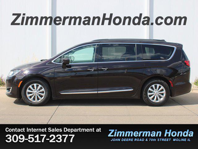 Photo of 2017 Dark Cordovan Pearlcoat Chrysler Pacifica