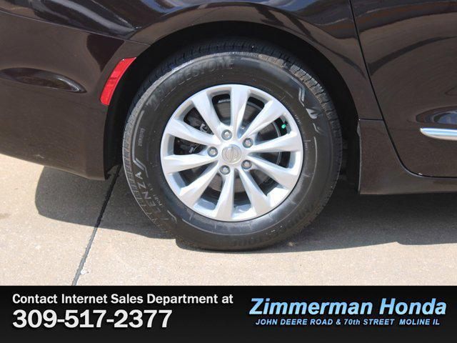 Photo of 2017 Dark Cordovan Pearlcoat Chrysler Pacifica