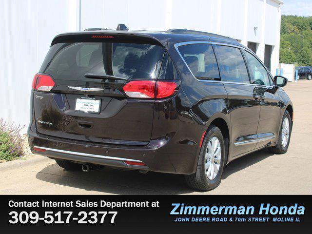 Photo of 2017 Dark Cordovan Pearlcoat Chrysler Pacifica