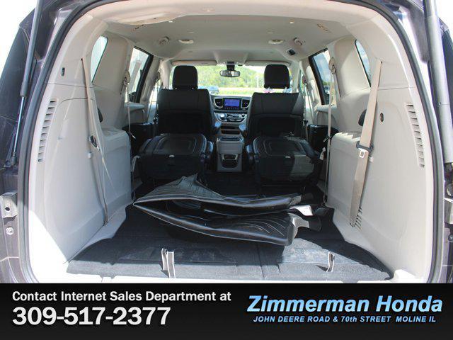 Photo of 2017 Dark Cordovan Pearlcoat Chrysler Pacifica