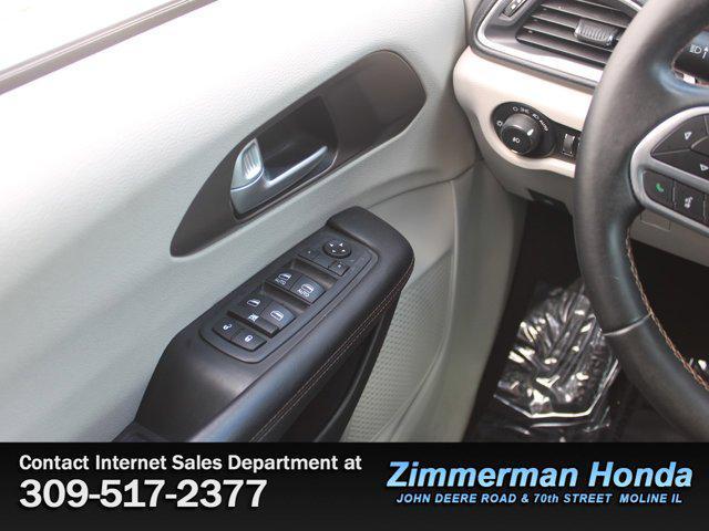 Photo of 2017 Dark Cordovan Pearlcoat Chrysler Pacifica
