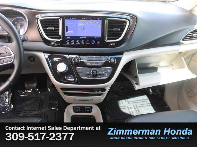 Photo of 2017 Dark Cordovan Pearlcoat Chrysler Pacifica