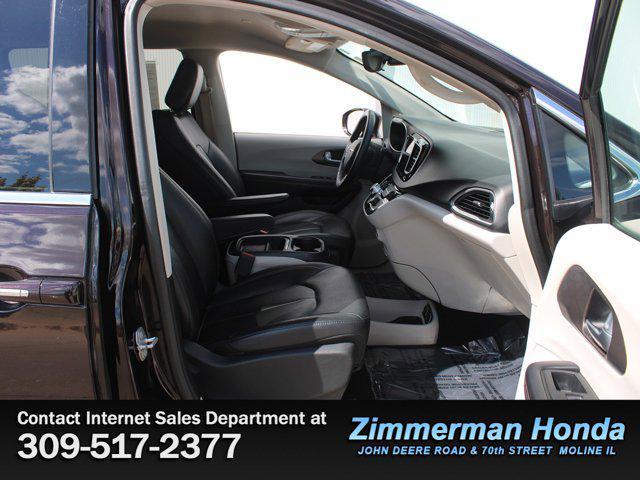 Photo of 2017 Dark Cordovan Pearlcoat Chrysler Pacifica