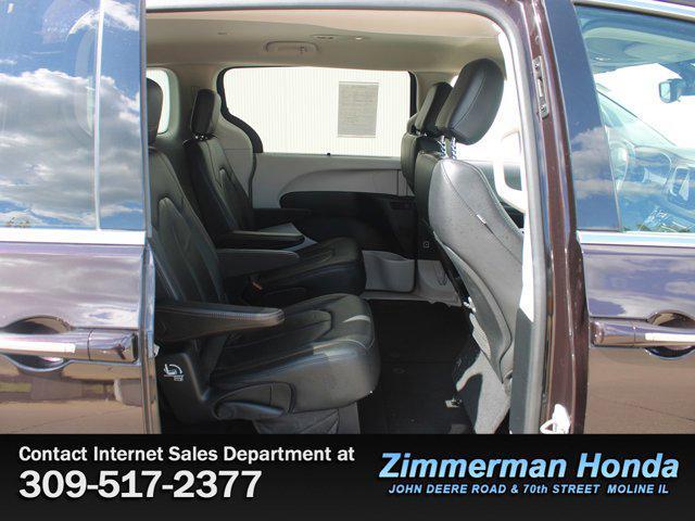 Photo of 2017 Dark Cordovan Pearlcoat Chrysler Pacifica