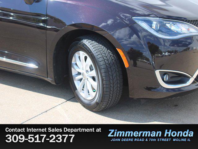 Photo of 2017 Dark Cordovan Pearlcoat Chrysler Pacifica