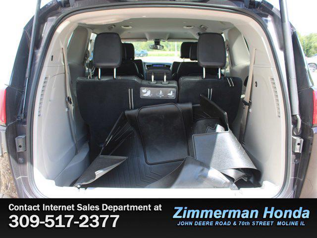 Photo of 2017 Dark Cordovan Pearlcoat Chrysler Pacifica