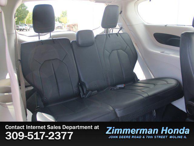 Photo of 2017 Dark Cordovan Pearlcoat Chrysler Pacifica