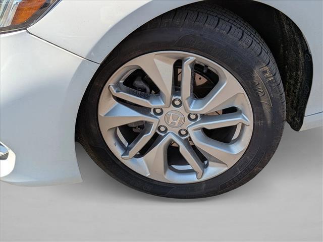 Photo of 2018 Platinum White Pearl Honda Accord