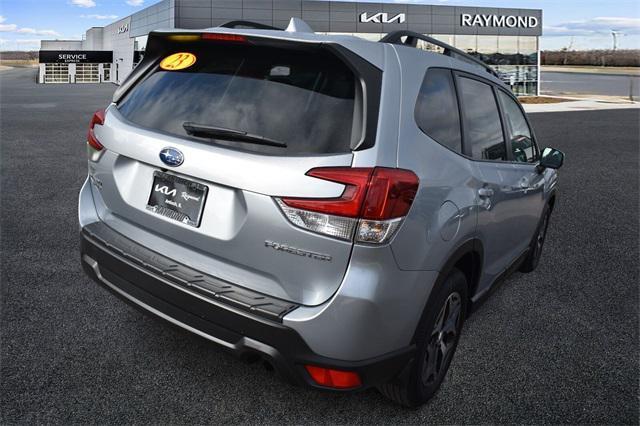 Photo of 2023 Ice Silver Metallic Subaru Forester