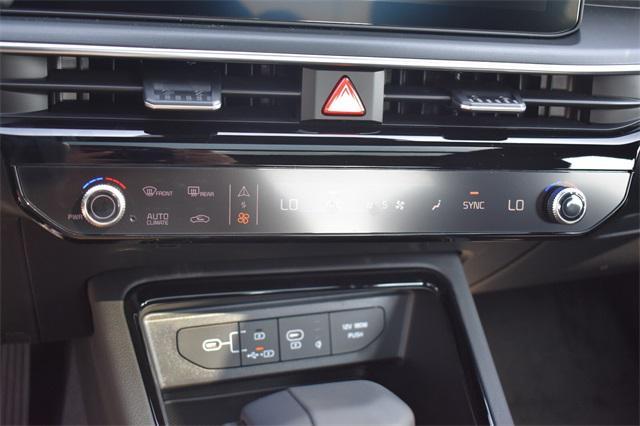 Photo of 2025 Snow White Pearl Kia K5